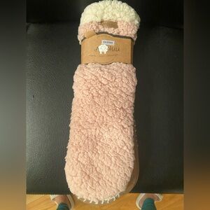 NWT Gaa Huu Slipper Socks